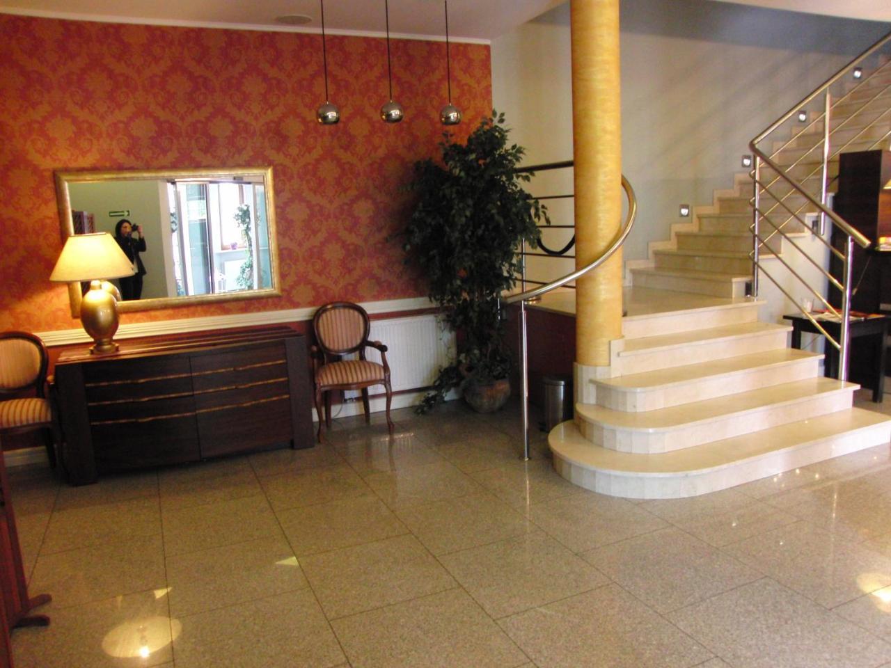 Hotel Dworek*** Скерневице Экстерьер фото