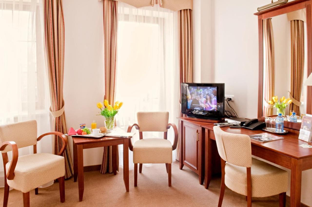 Hotel Dworek*** Скерневице Экстерьер фото