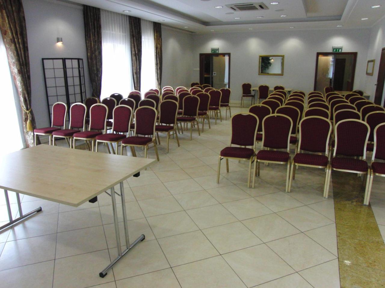 Hotel Dworek*** Скерневице Экстерьер фото