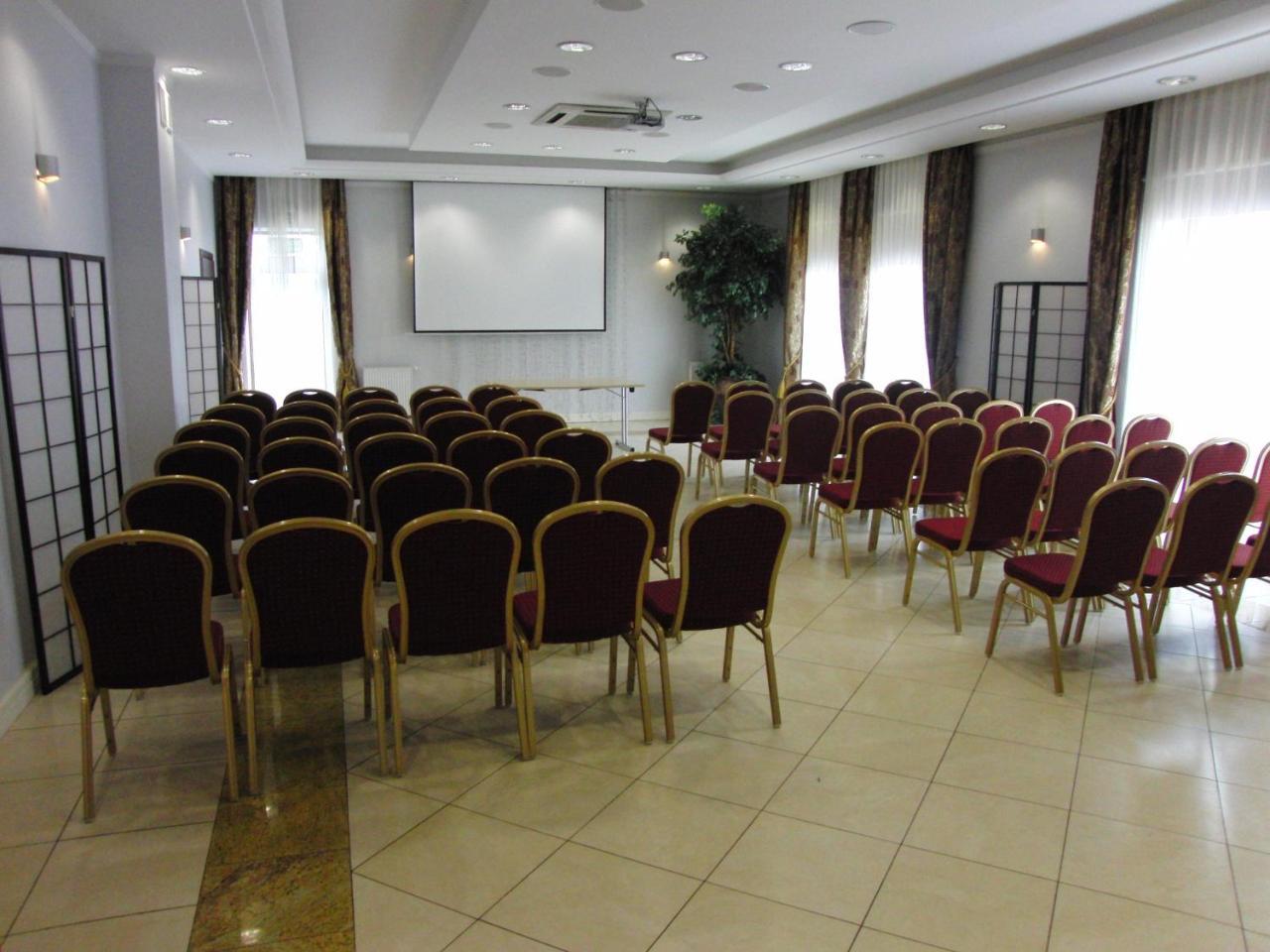 Hotel Dworek*** Скерневице Экстерьер фото