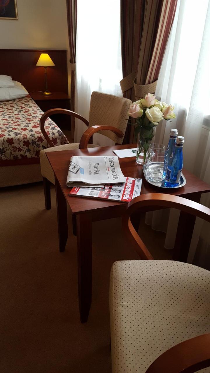 Hotel Dworek*** Скерневице Экстерьер фото