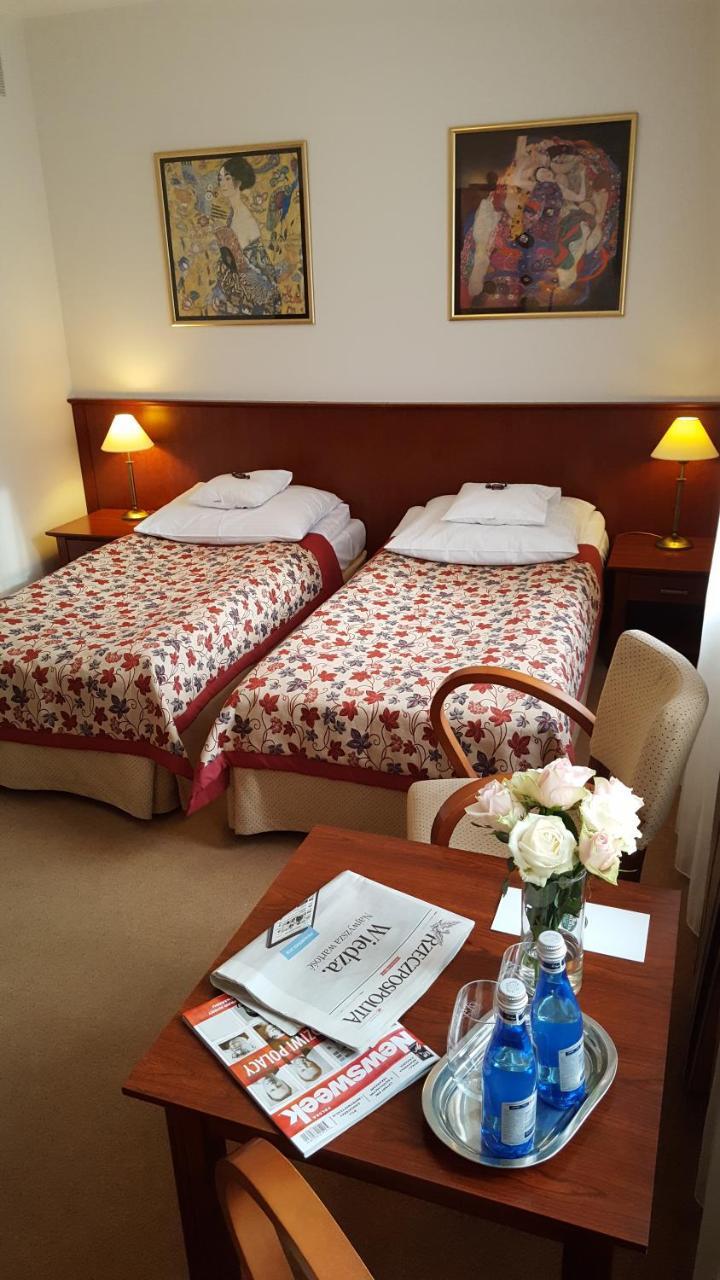 Hotel Dworek*** Скерневице Экстерьер фото