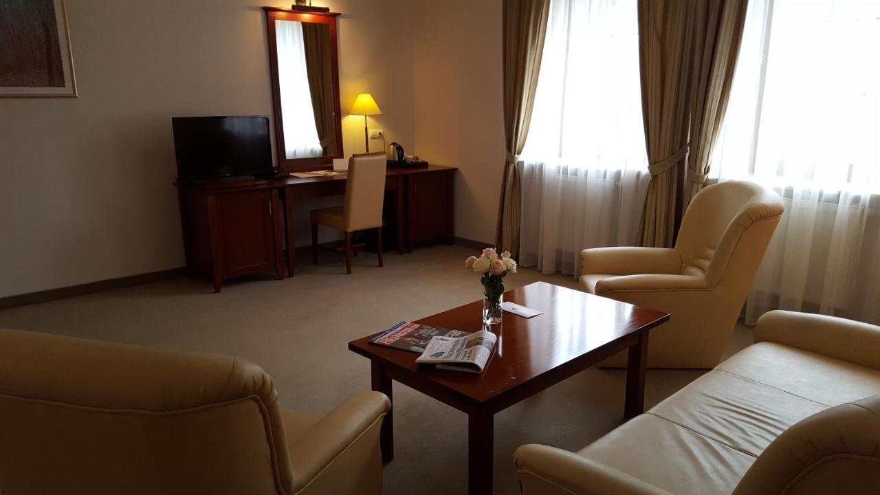 Hotel Dworek*** Скерневице Экстерьер фото