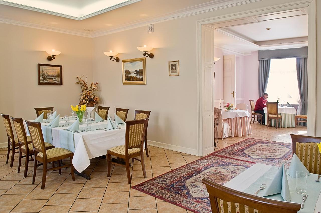 Hotel Dworek*** Скерневице Экстерьер фото